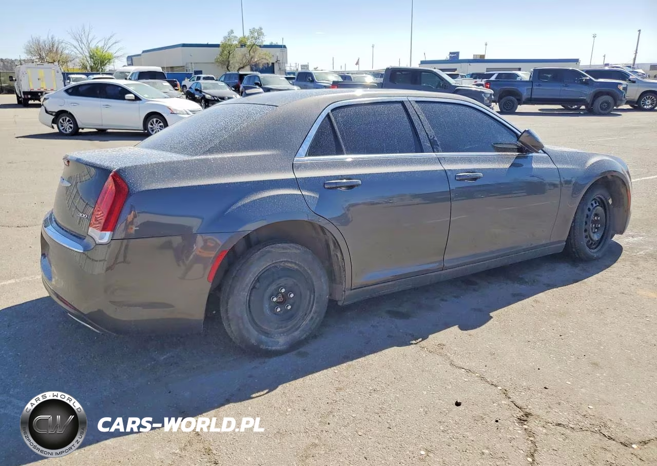 2019 Chrysler 300 Touring VIN:2C3CCAAG8KH676026 - 3