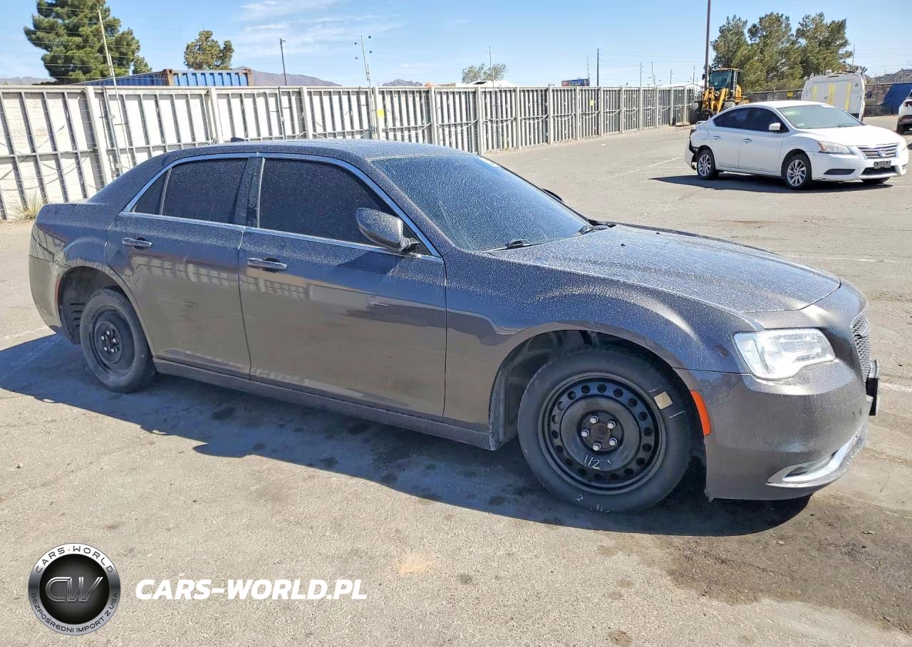 2019 Chrysler 300 Touring VIN:2C3CCAAG8KH676026 - 4