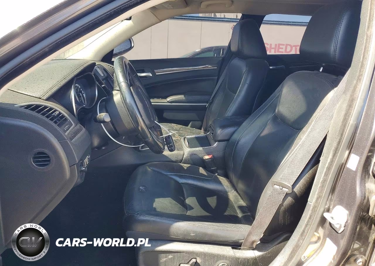 2019 Chrysler 300 Touring VIN:2C3CCAAG8KH676026 - 7
