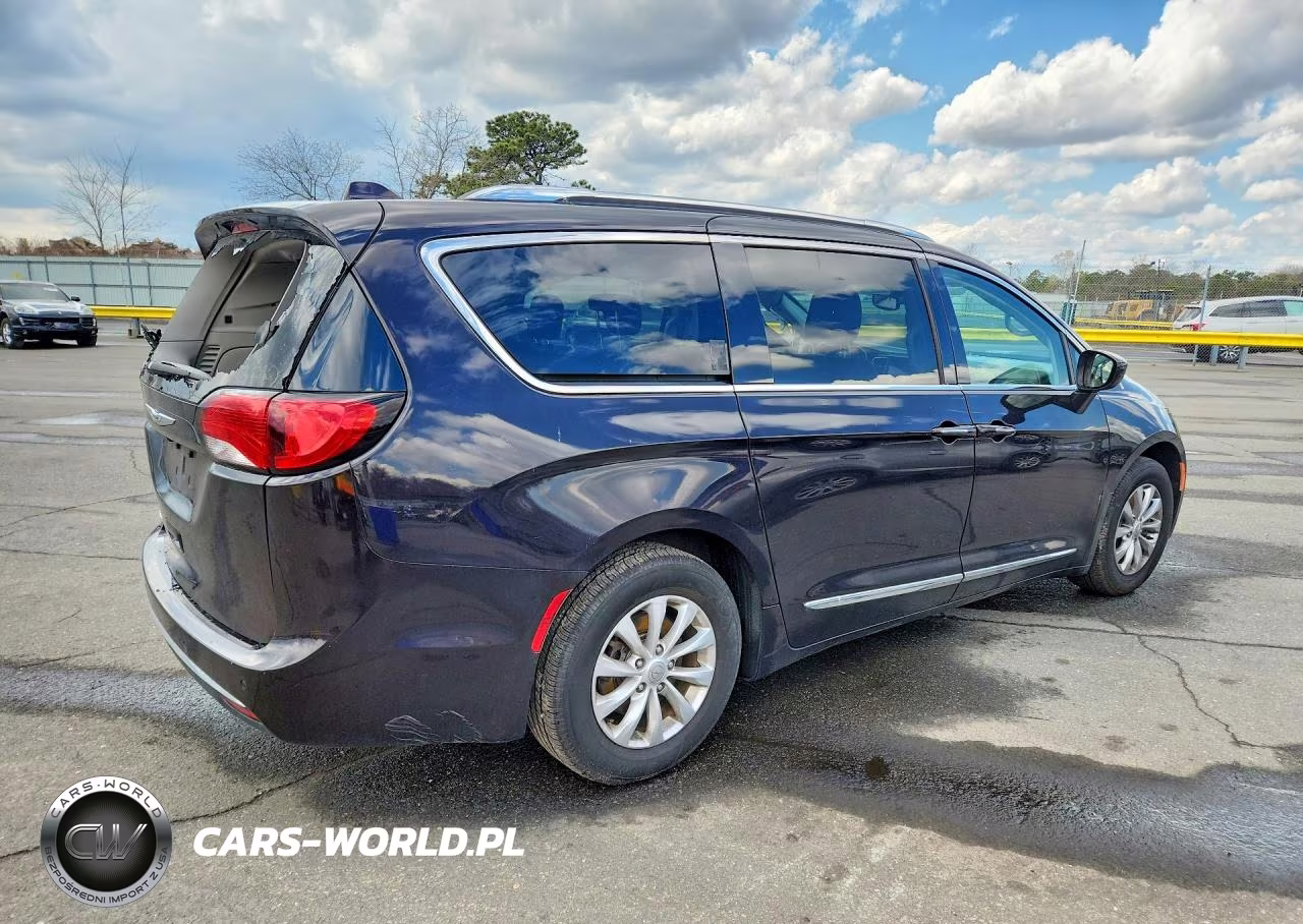 2019 Chrysler Pacifica Touring L VIN:2C4RC1BG1KR532770 - 3