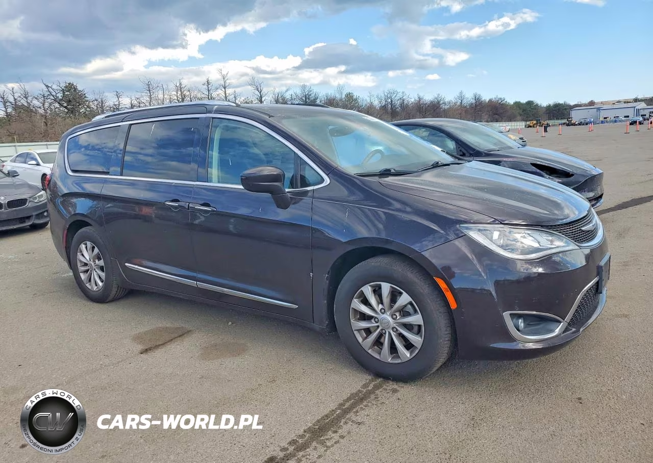 2019 Chrysler Pacifica Touring L VIN:2C4RC1BG1KR532770 - 4