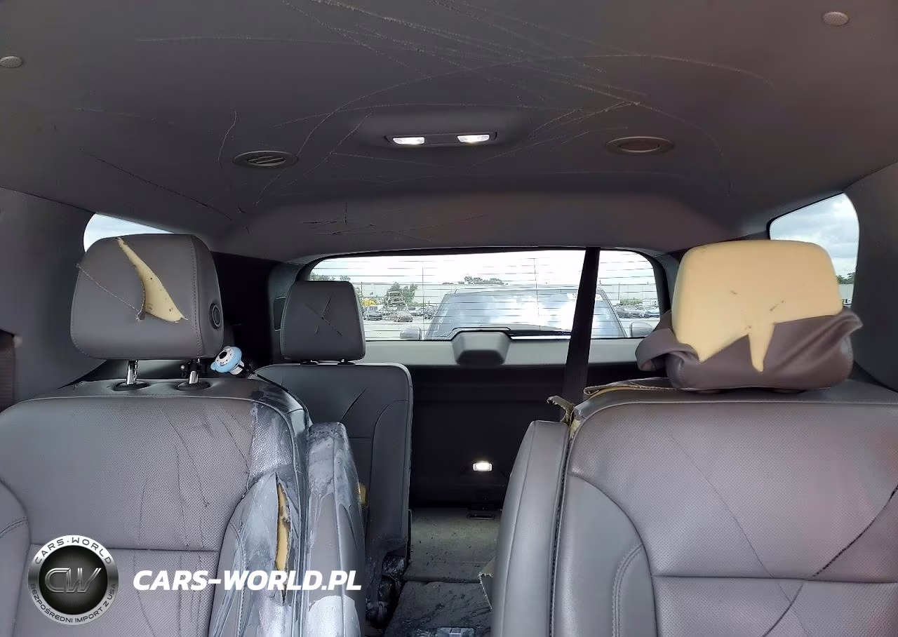 2018 Chevrolet Traverse Premier VIN:1GNERKKW3JJ106065 - 10