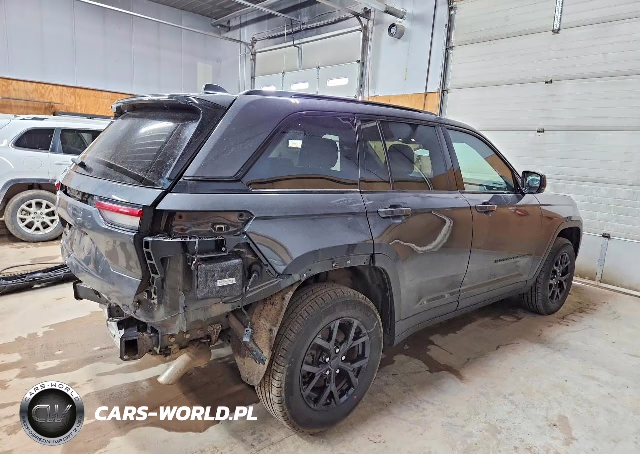 2025 Jeep Grand Cherokee Laredo VIN:1C4RJHAG4SC330062 - 3