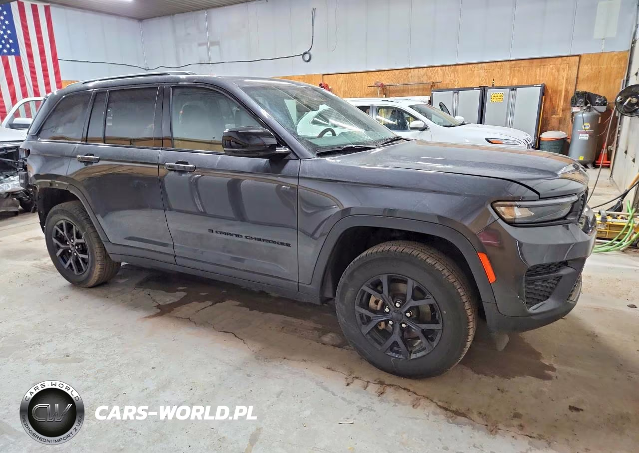 2025 Jeep Grand Cherokee Laredo VIN:1C4RJHAG4SC330062 - 4