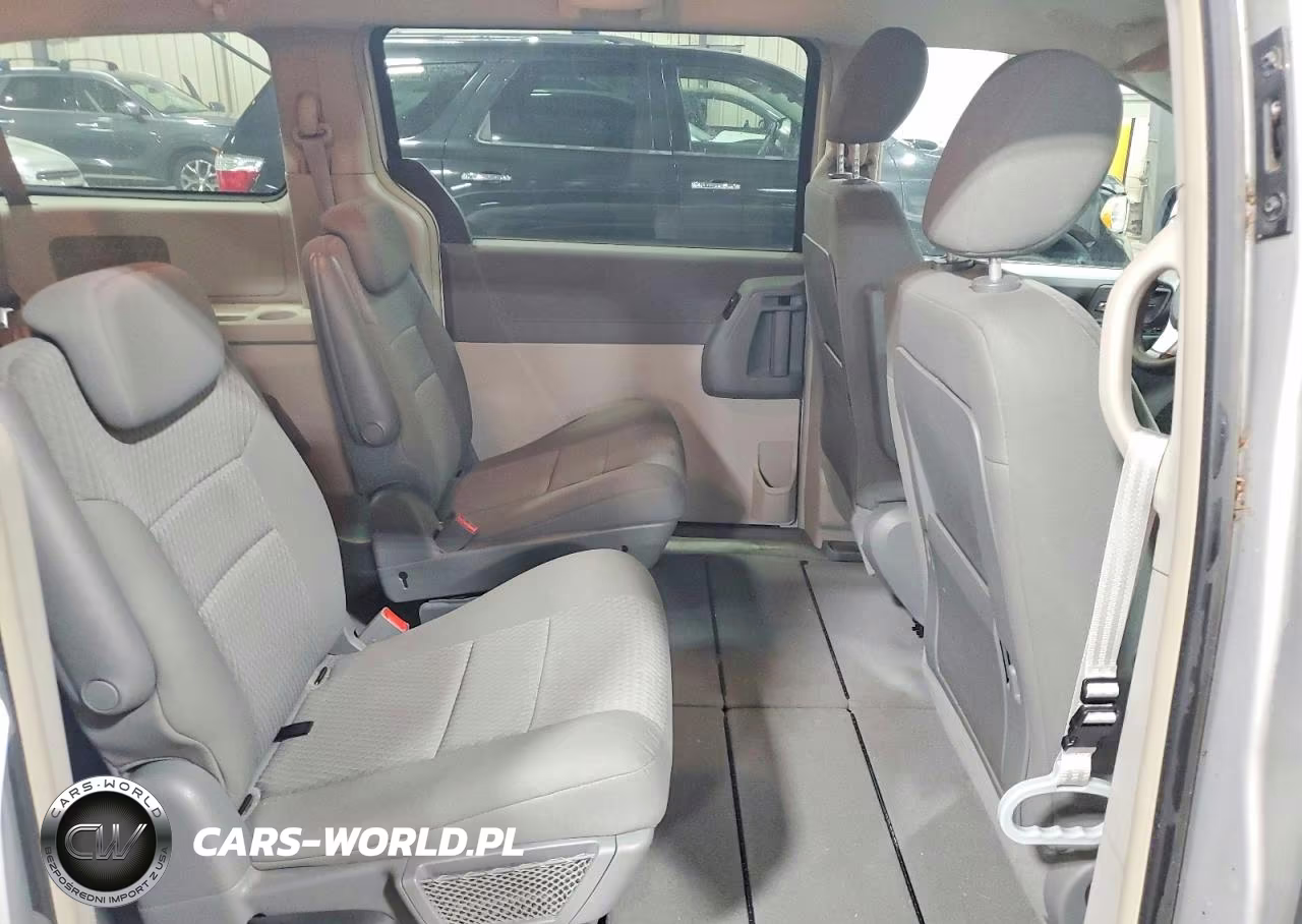 2008 Chrysler Town & Country Lx VIN:2A8HR44H38R726655 - 10