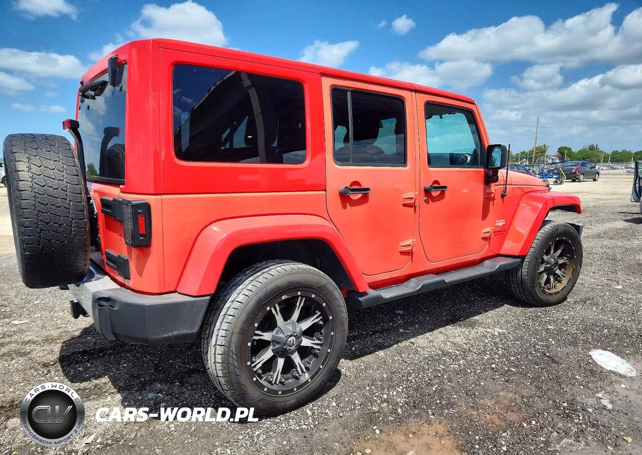 2013 Jeep Wrangler Unlimited Sahara VIN:1C4BJWEG0DL582815 - 3