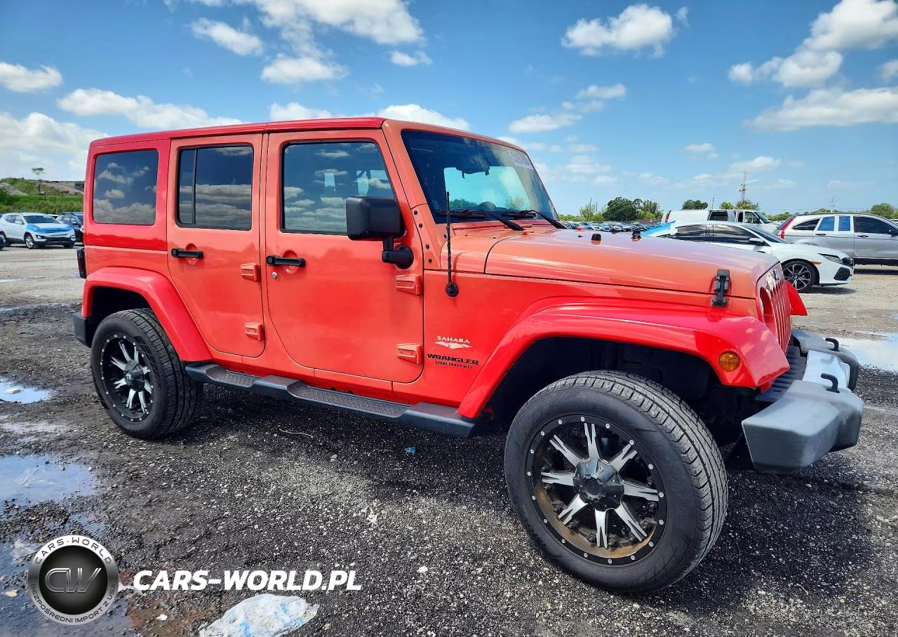 2013 Jeep Wrangler Unlimited Sahara VIN:1C4BJWEG0DL582815 - 4