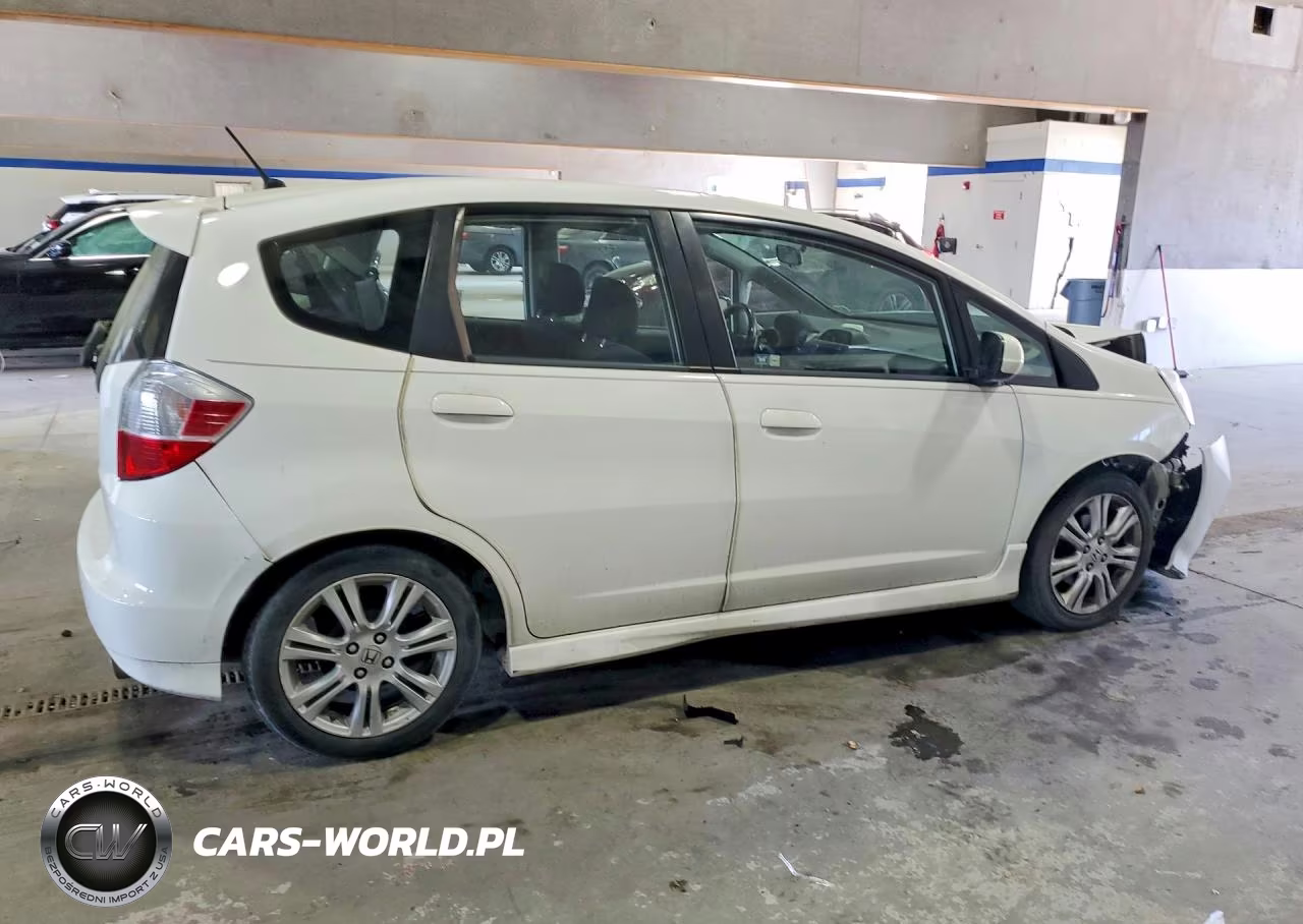2011 Honda Fit Sport VIN:JHMGE8H61BS009335 - 3
