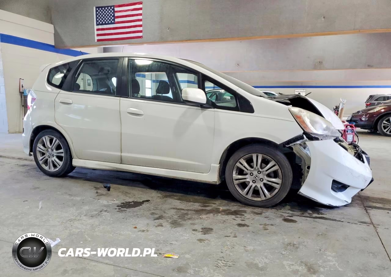 2011 Honda Fit Sport VIN:JHMGE8H61BS009335 - 4