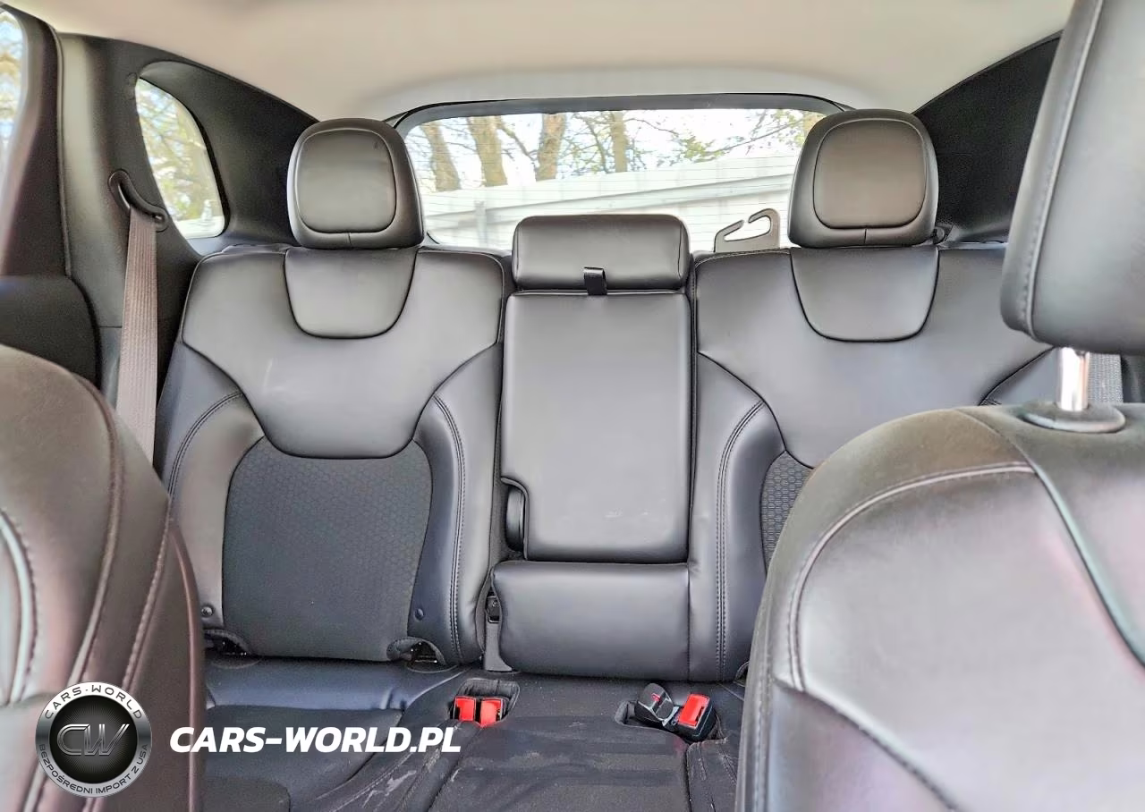 2019 Jeep Cherokee Latitude Plus VIN:1C4PJMLN5KD443203 - 10