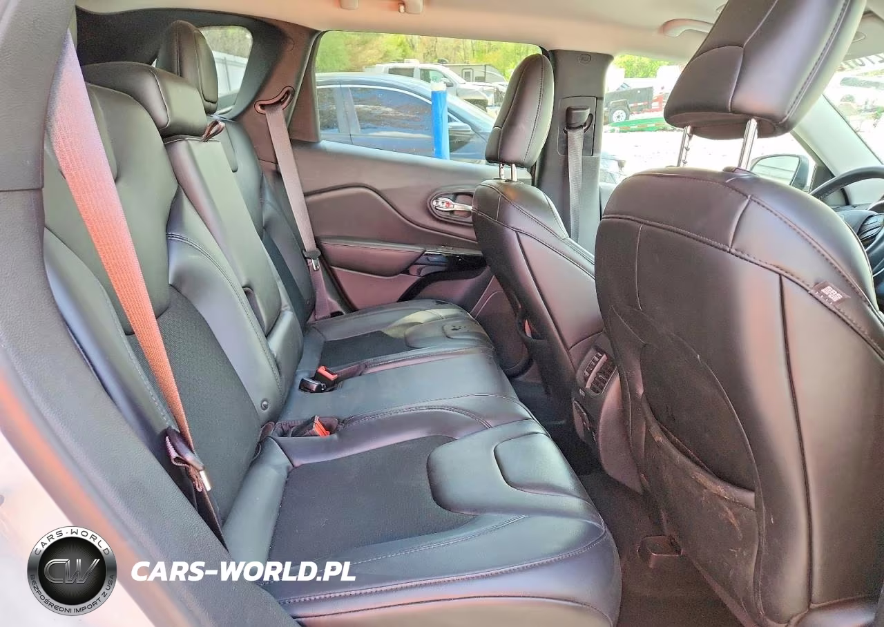 2019 Jeep Cherokee Latitude Plus VIN:1C4PJMLN5KD443203 - 11
