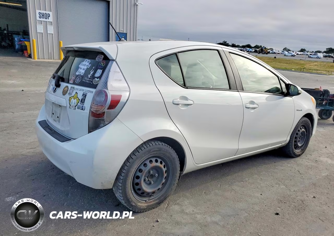 2014 Toyota Prius C One VIN:JTDKDTB31E1562223 - 3