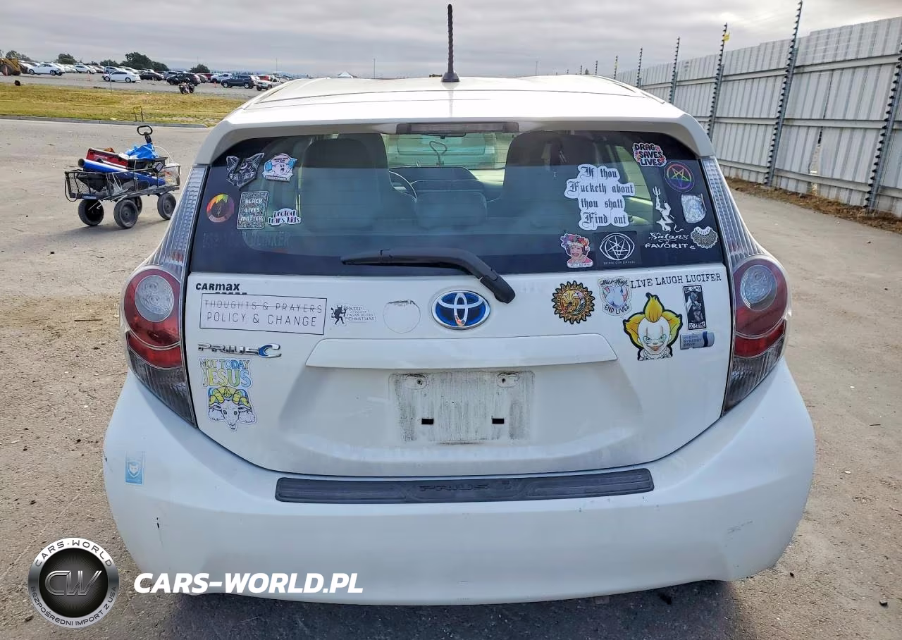 2014 Toyota Prius C One VIN:JTDKDTB31E1562223 - 6