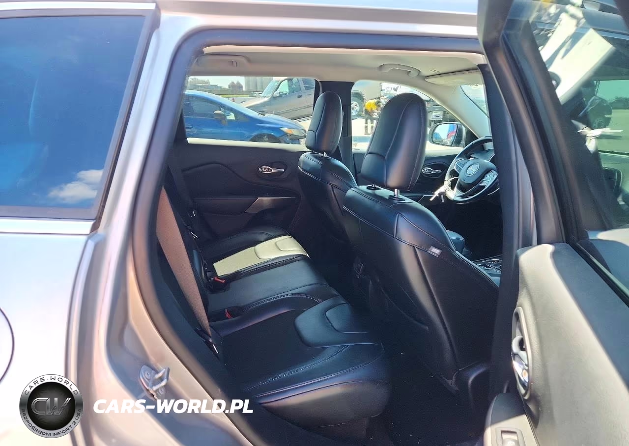 2019 Jeep Cherokee Latitude Plus VIN:1C4PJLLB3KD220187 - 10