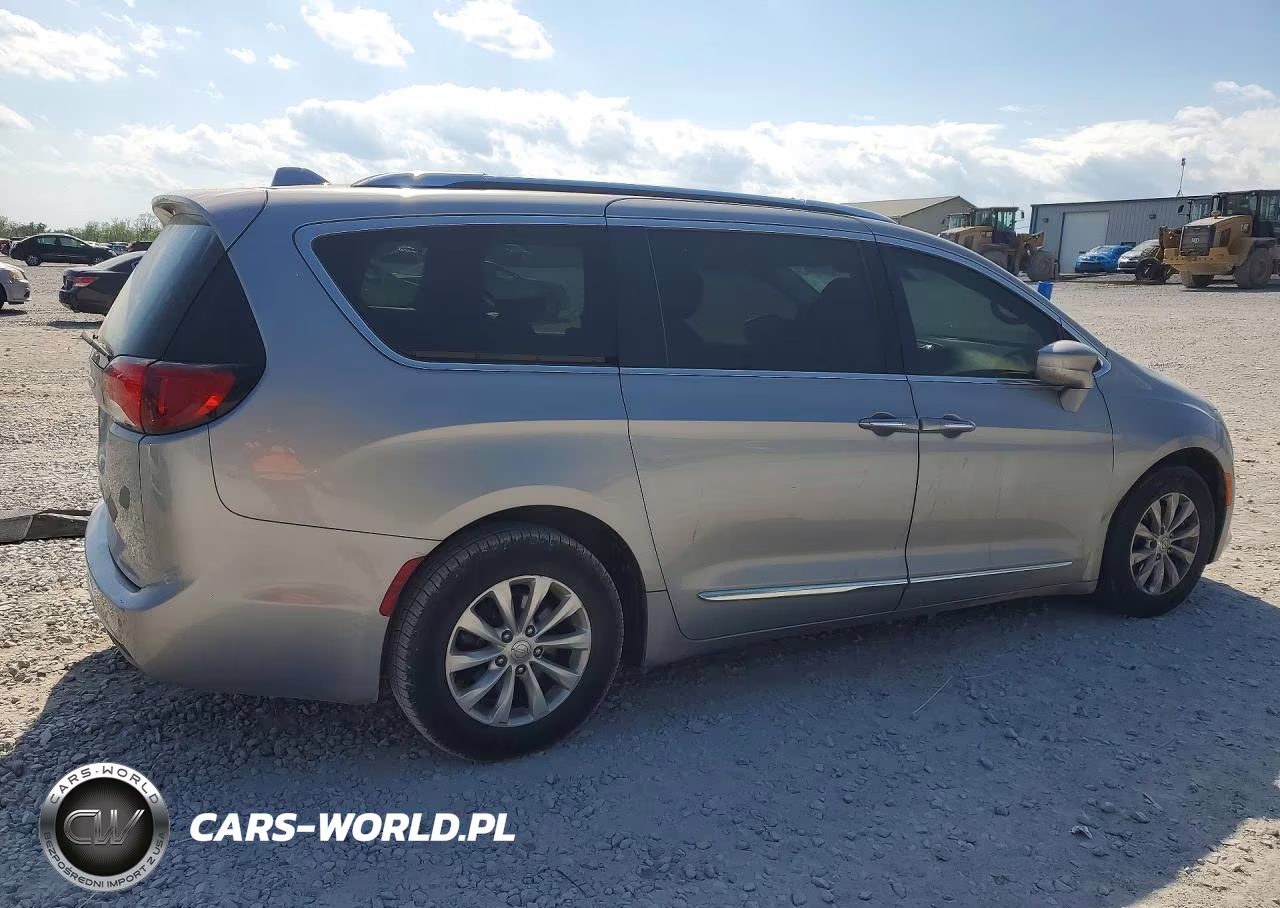 2018 Chrysler Pacifica Touring L VIN:2C4RC1BG9JR269457 - 3