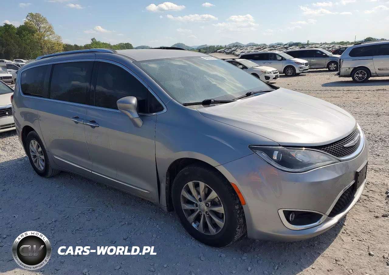 2018 Chrysler Pacifica Touring L VIN:2C4RC1BG9JR269457 - 4