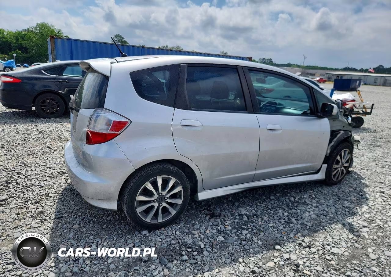 2013 Honda Fit Sport VIN:JHMGE8H51DC066669 - 3