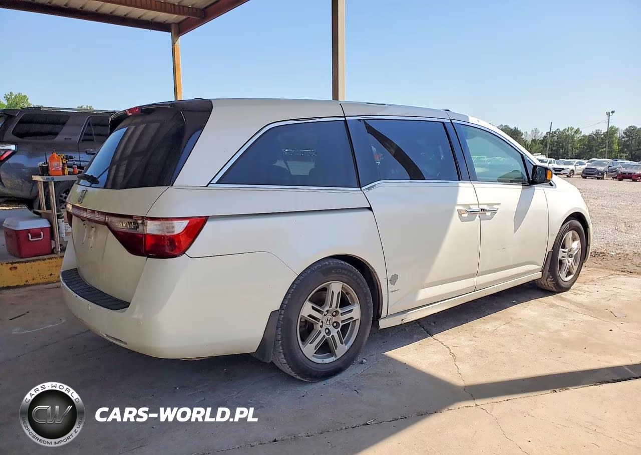 2013 Honda Odyssey Touring VIN:5FNRL5H90DB008959 - 3