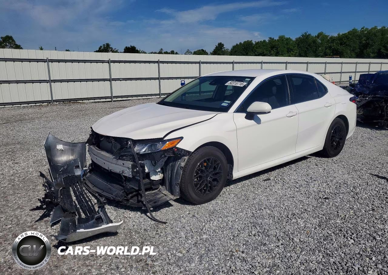 2022 Toyota Camry Le – zdjęcie 1 z 13