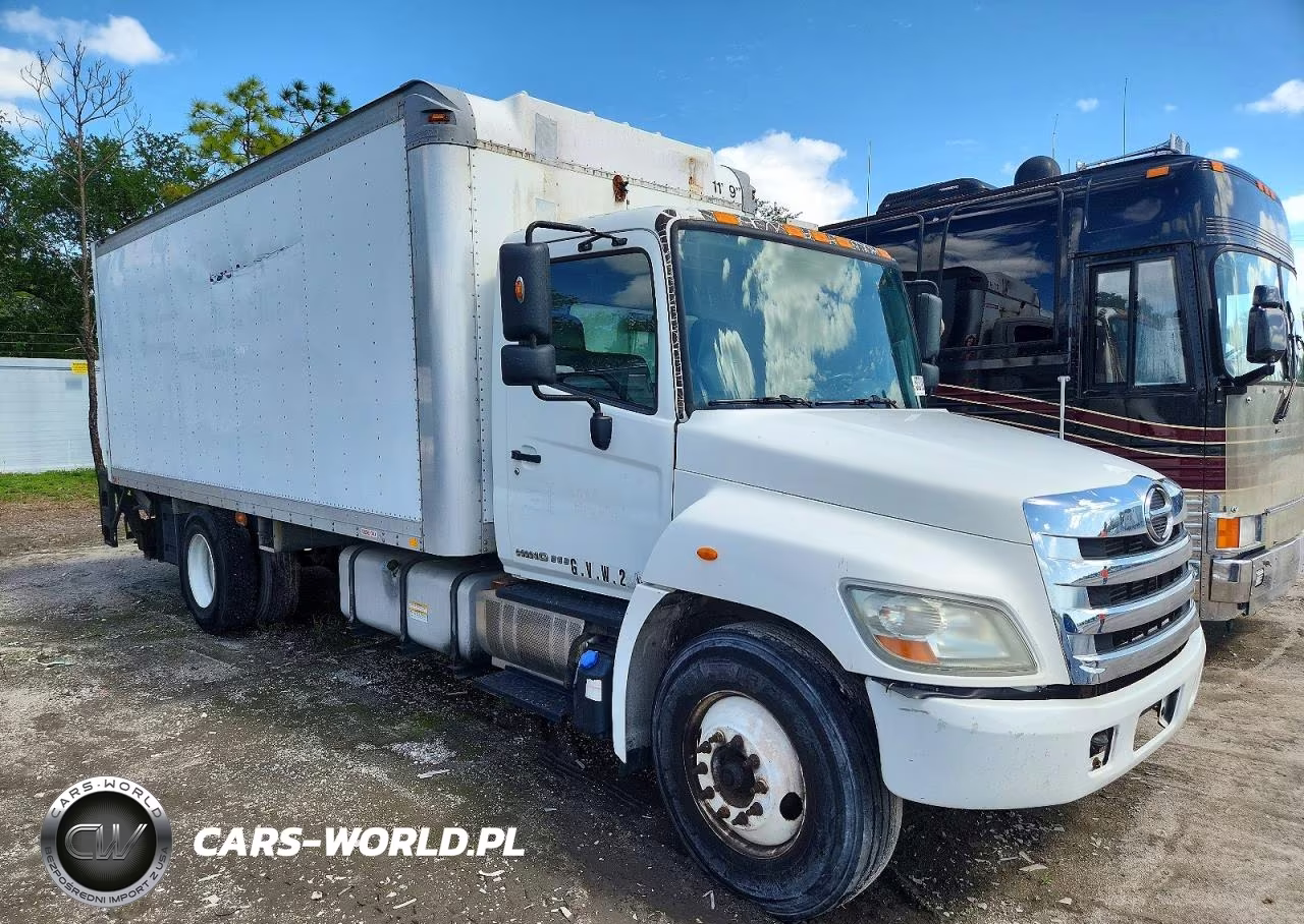2013 Hino 258-268 Box Truck