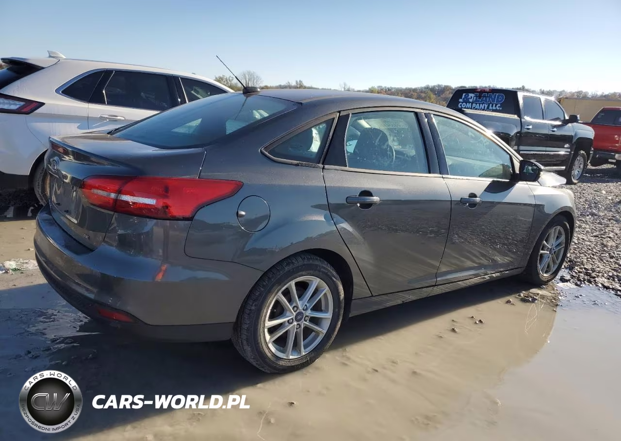 2017 Ford Focus Se VIN:1FADP3F28HL324725 - 4