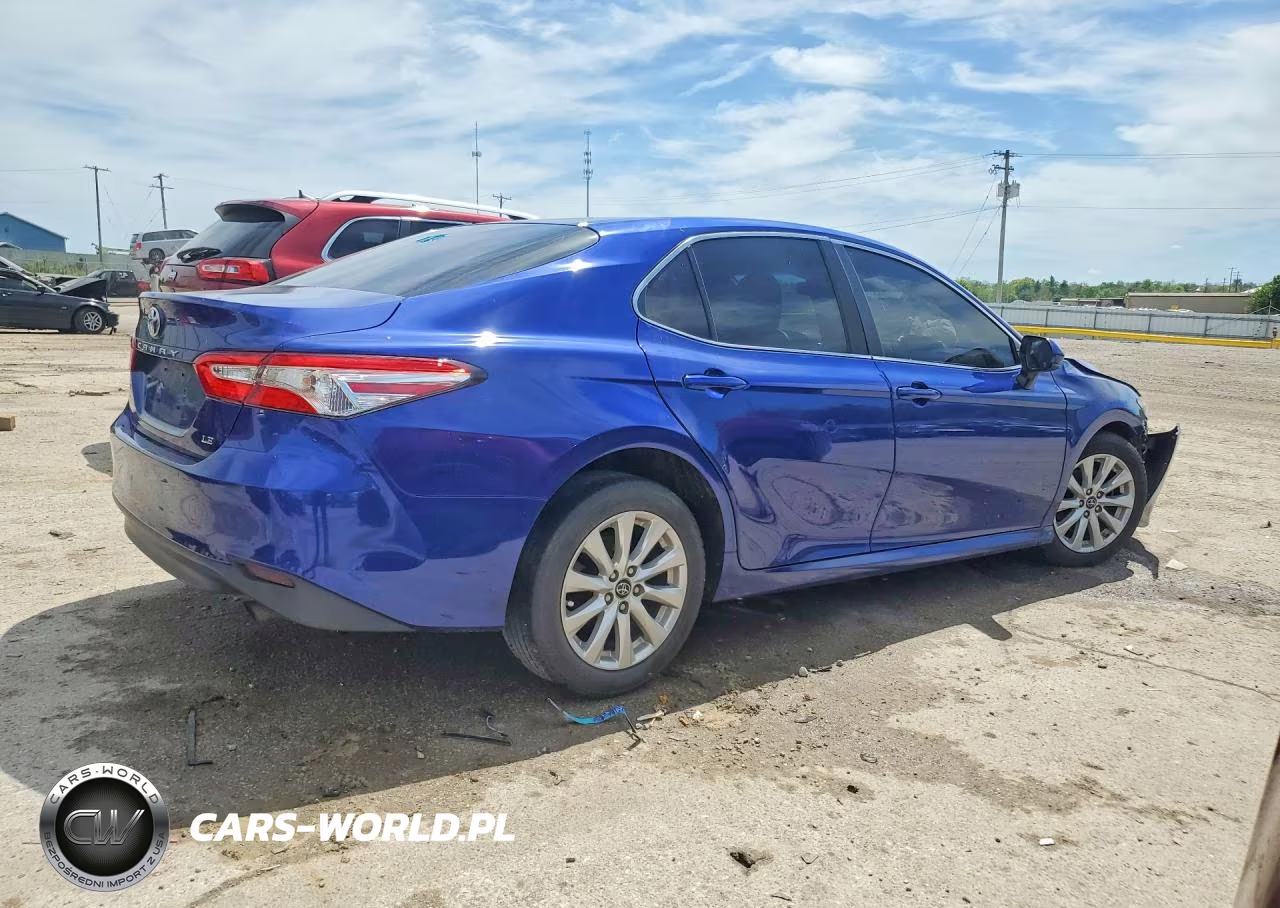 2018 Toyota Camry Le VIN:4T1B11HKXJU547915 - 3