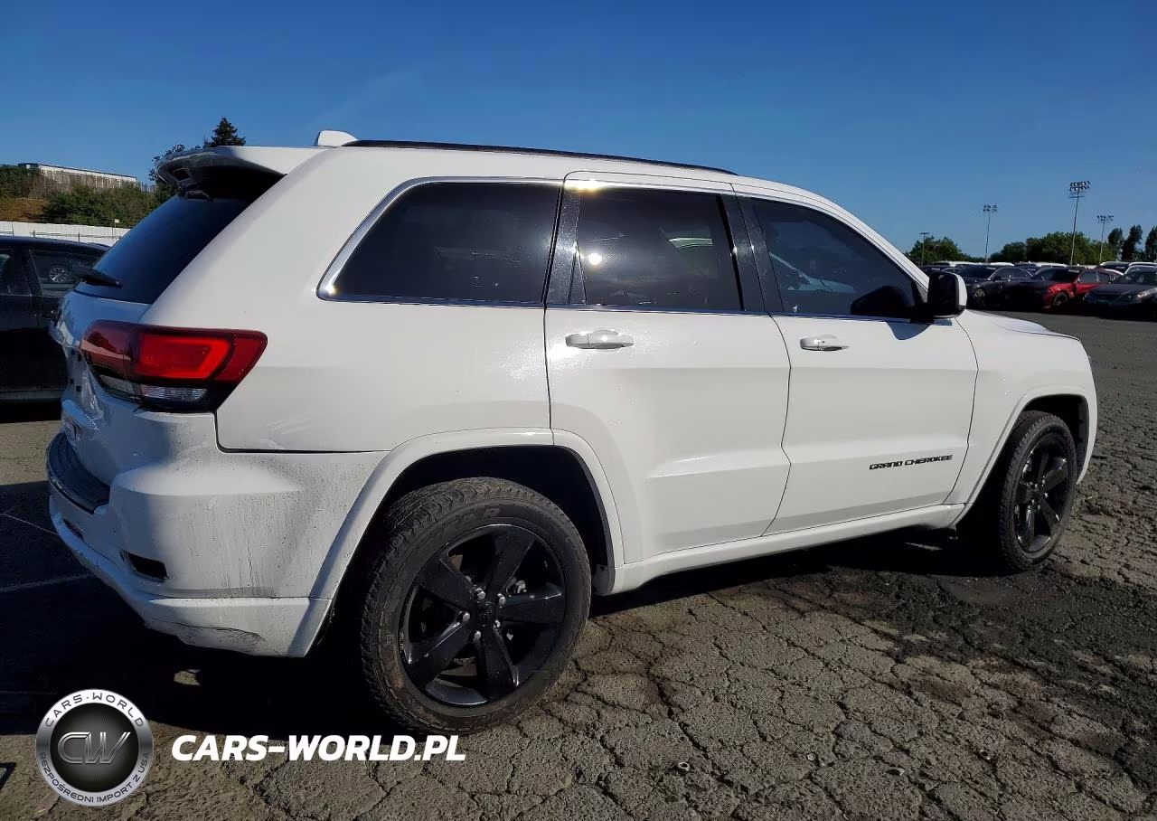 2015 Jeep Grand Cherokee Laredo VIN:1C4RJEAG4FC857054 - 3