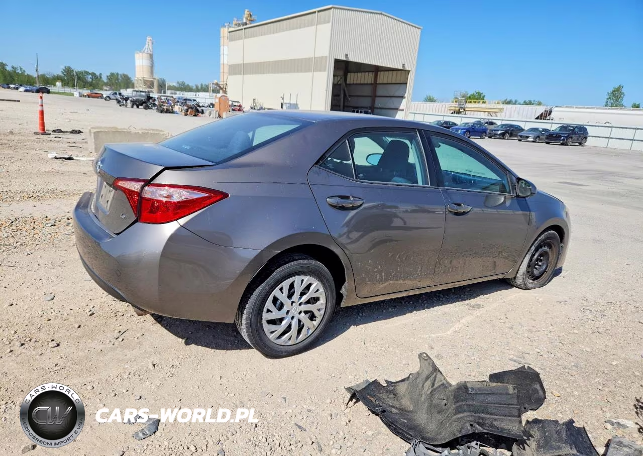 2018 Toyota Corolla Le VIN:5YFBURHE4JP842994 - 3