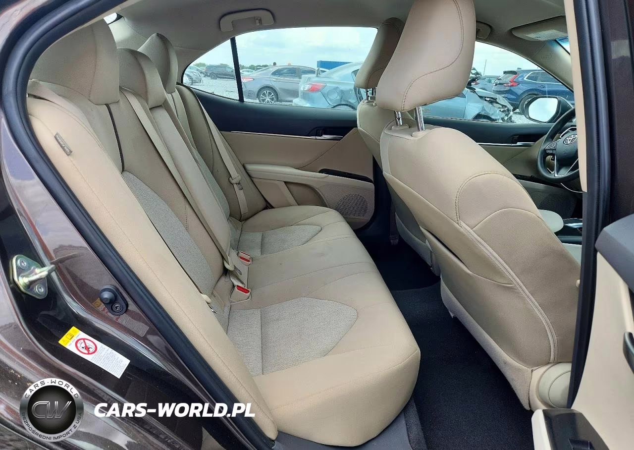 2018 Toyota Camry Le VIN:4T1B11HK7JU633781 - 10