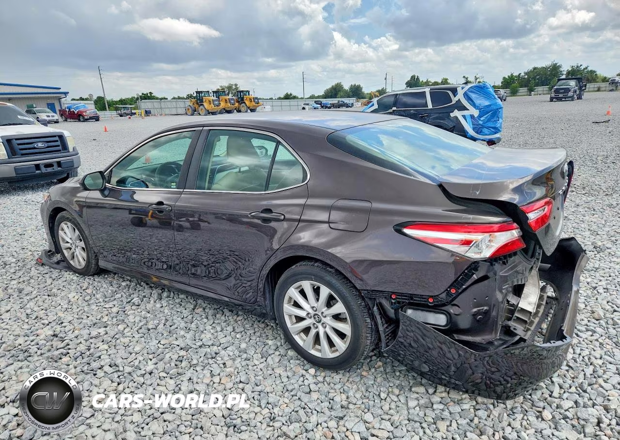 2018 Toyota Camry Le VIN:4T1B11HK7JU633781 - 2
