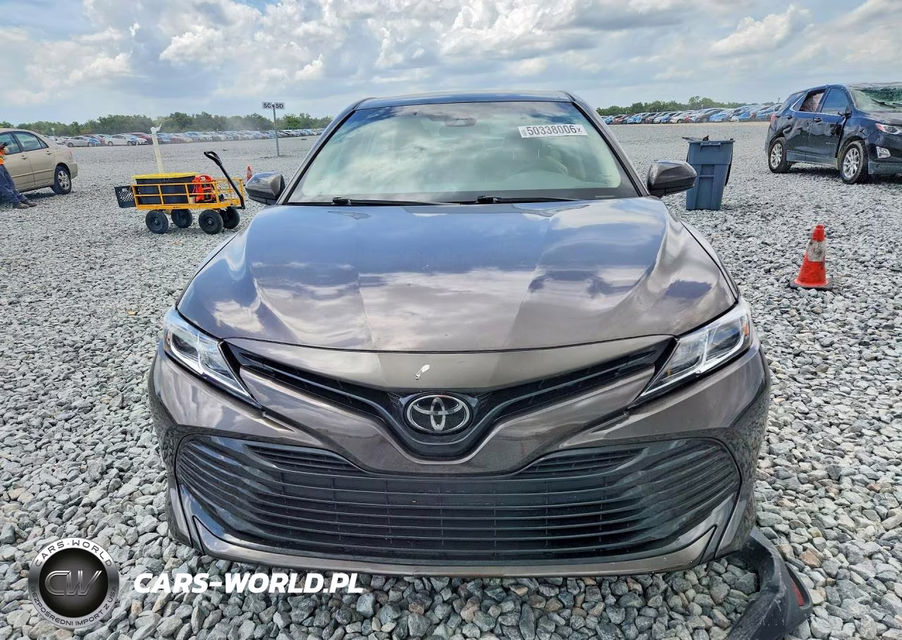 2018 Toyota Camry Le VIN:4T1B11HK7JU633781 - 5