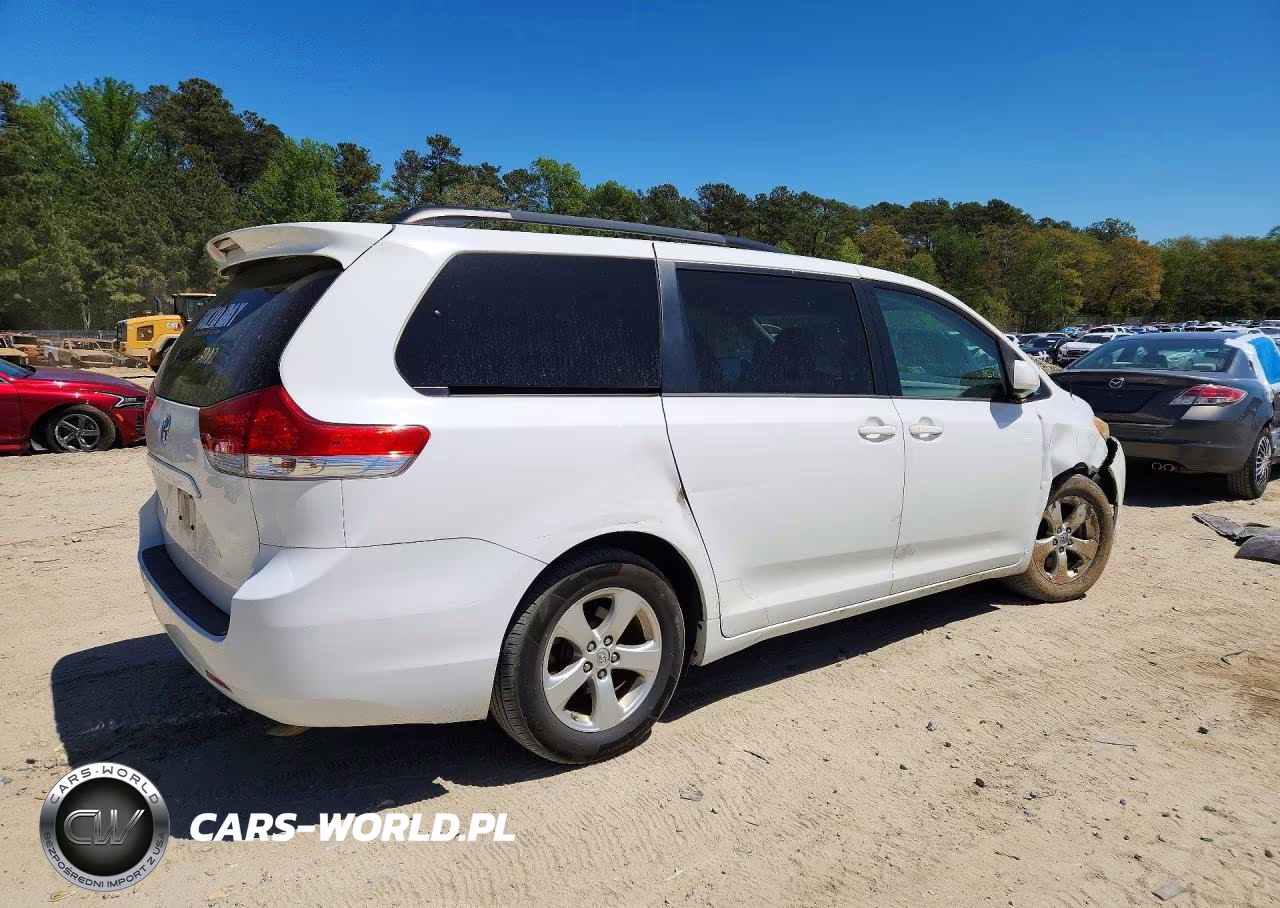 2013 Toyota Sienna Le VIN:5TDKK3DC0DS393199 - 3
