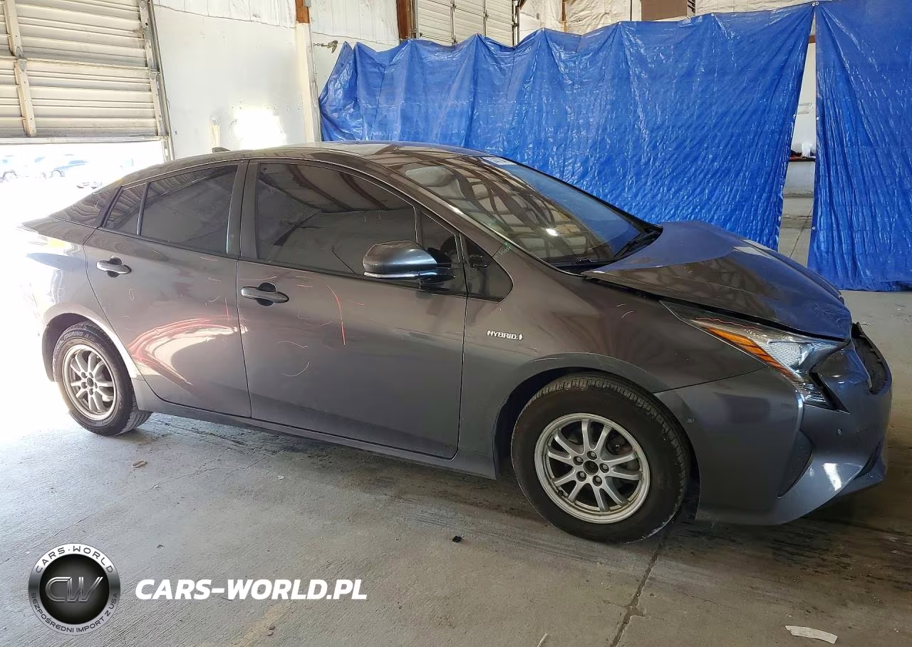 2018 Toyota Prius Three VIN:JTDKARFUXJ3551153 - 4