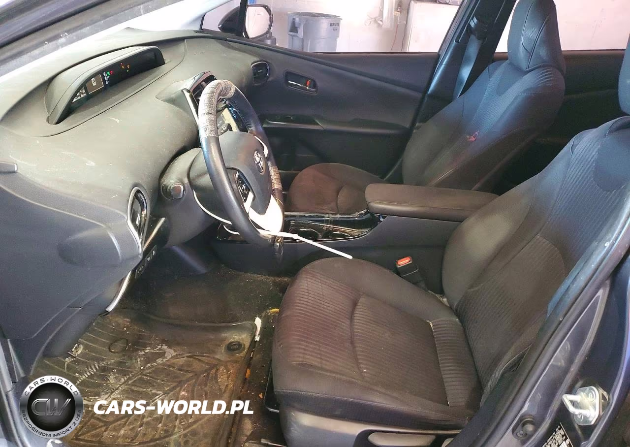 2018 Toyota Prius Three VIN:JTDKARFUXJ3551153 - 7