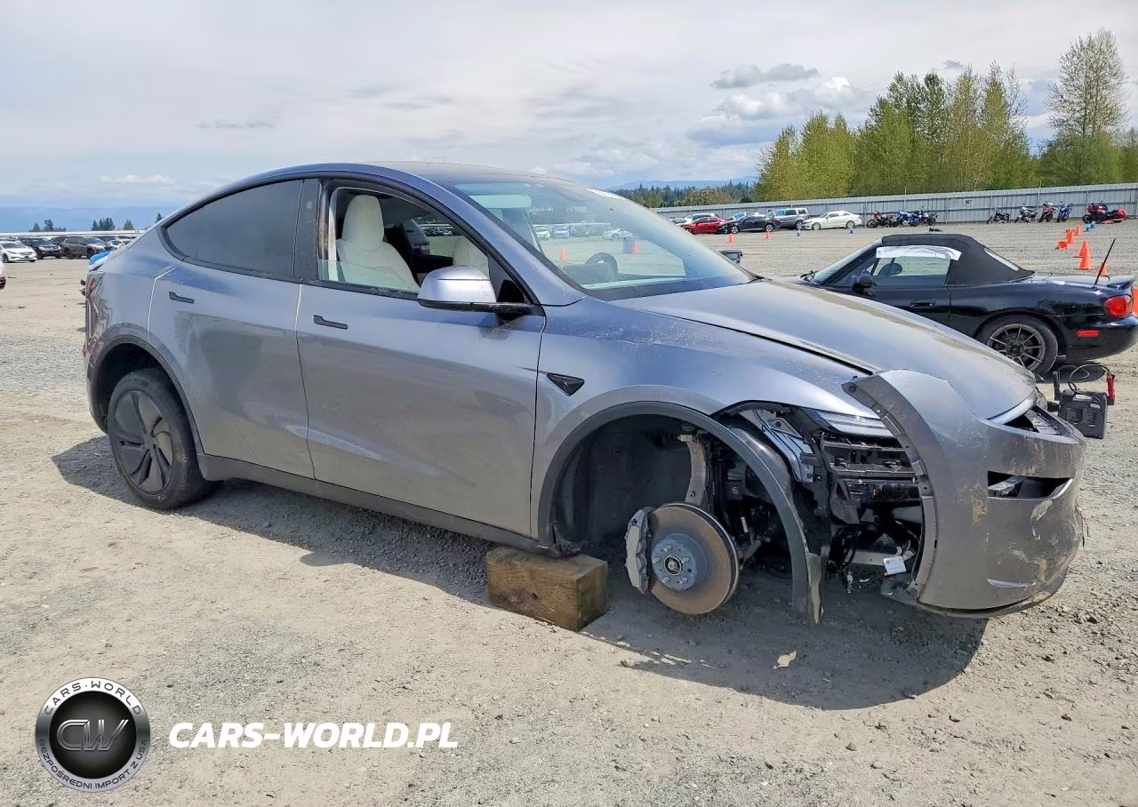2026 Tesla Model Y VIN:7SAYGDEEXTF566346 - 4
