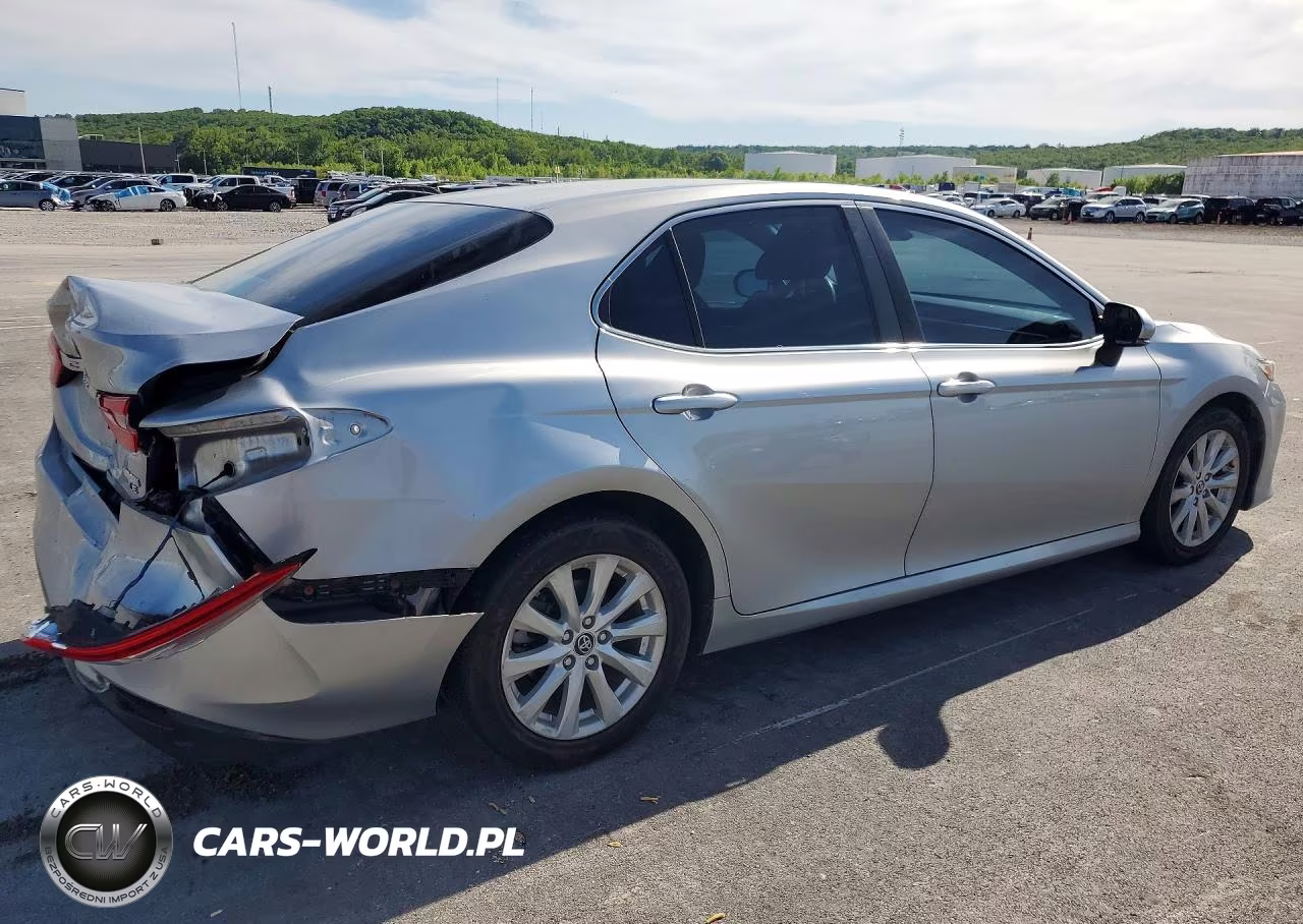 2018 Toyota Camry Le VIN:4T1B11HKXJU613878 - 3