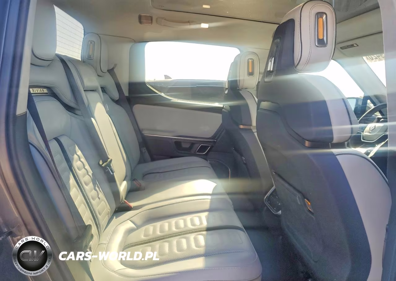 2024 Rivian R1T Adventure VIN:7FCTGBAAXRN031679 - 10