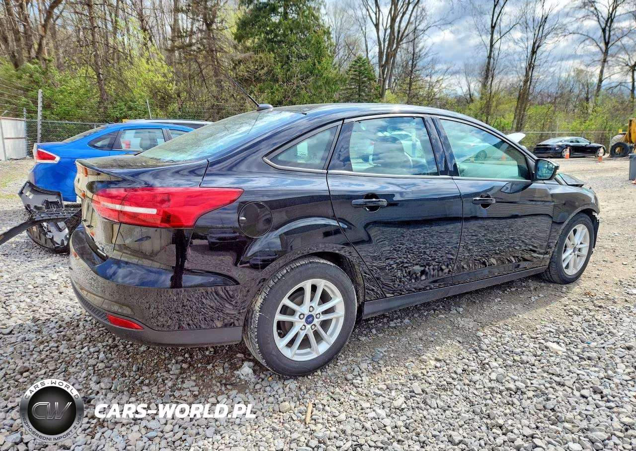 2016 Ford Focus Se VIN:1FADP3F23GL382126 - 3