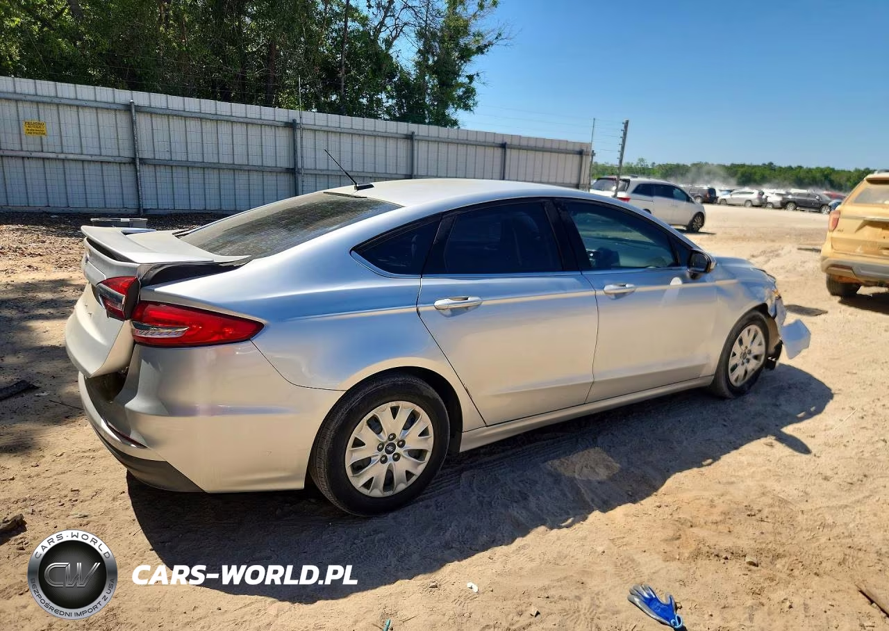 2019 Ford Fusion S VIN:3FA6P0G79KR176742 - 3