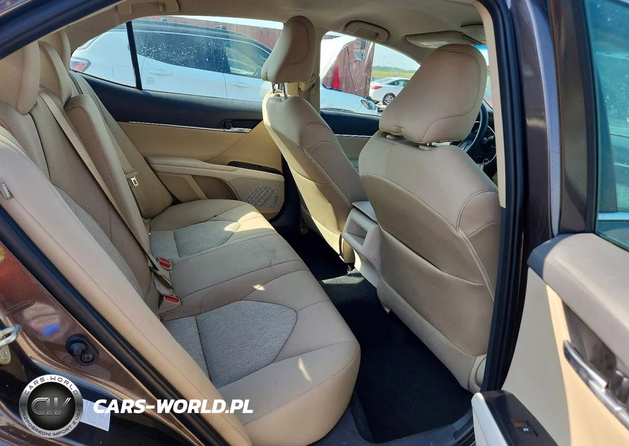 2018 Toyota Camry Le VIN:4T1B11HKXJU141486 - 10
