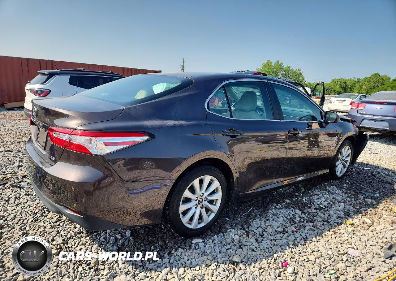 2018 Toyota Camry Le VIN:4T1B11HKXJU141486 - 3