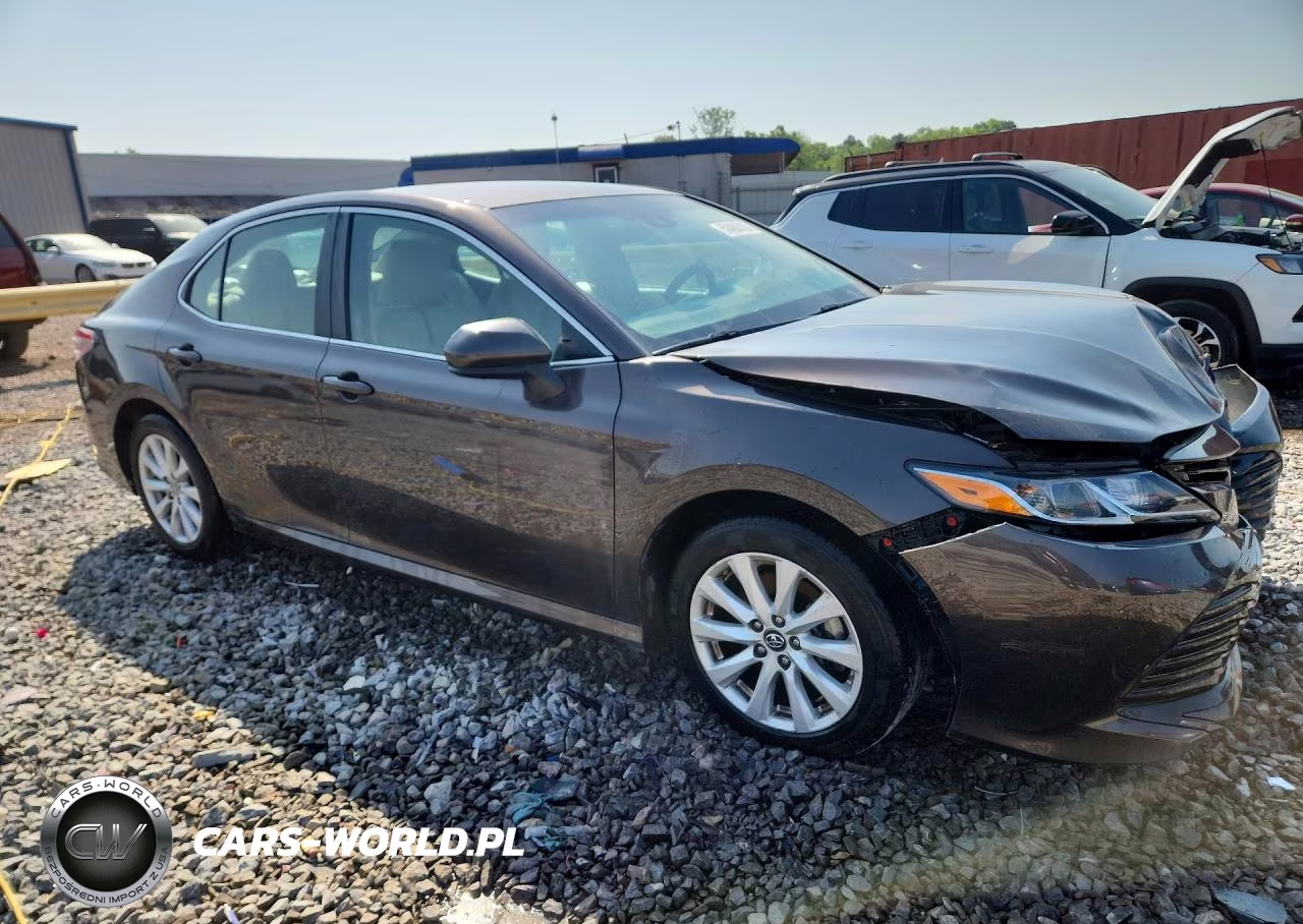 2018 Toyota Camry Le VIN:4T1B11HKXJU141486 - 4