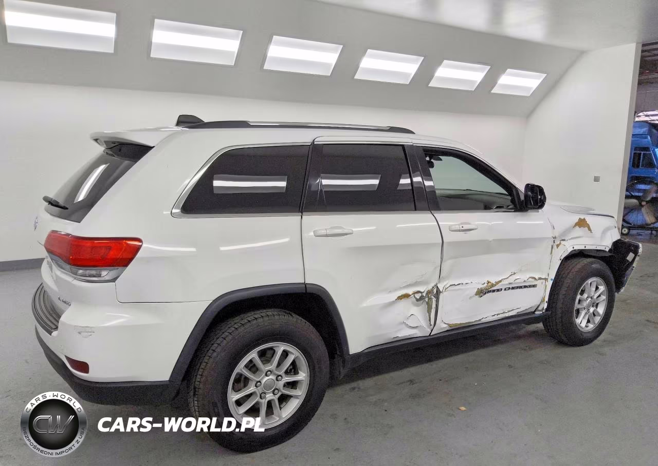 2018 Jeep Grand Cherokee Laredo VIN:1C4RJEAG9JC111787 - 3
