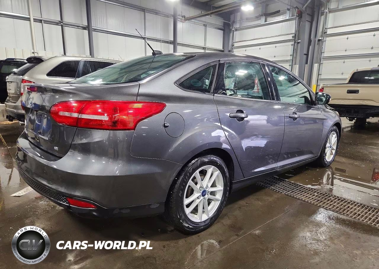 2016 Ford Focus Se VIN:1FADP3F23GL299750 - 3