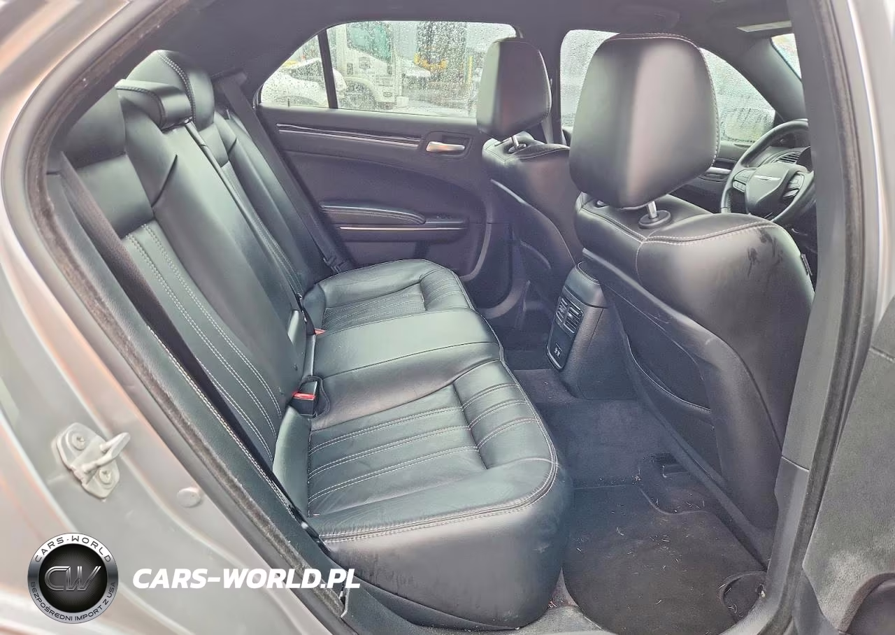 2018 Chrysler 300 S VIN:2C3CCABG0JH214461 - 10