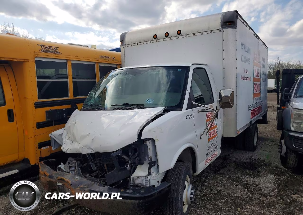 2005 GMC Savana Box Truck