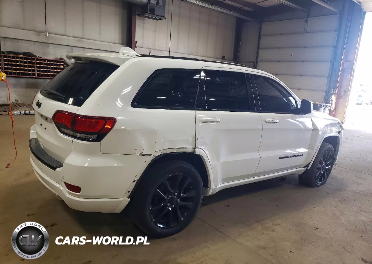 2018 Jeep Grand Cherokee Laredo VIN:1C4RJFAG7JC204135 - 3