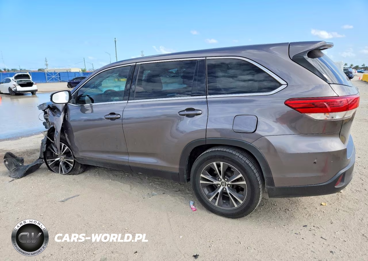 2019 Toyota Highlander Le VIN:5TDZARFH1KS043185 - 2