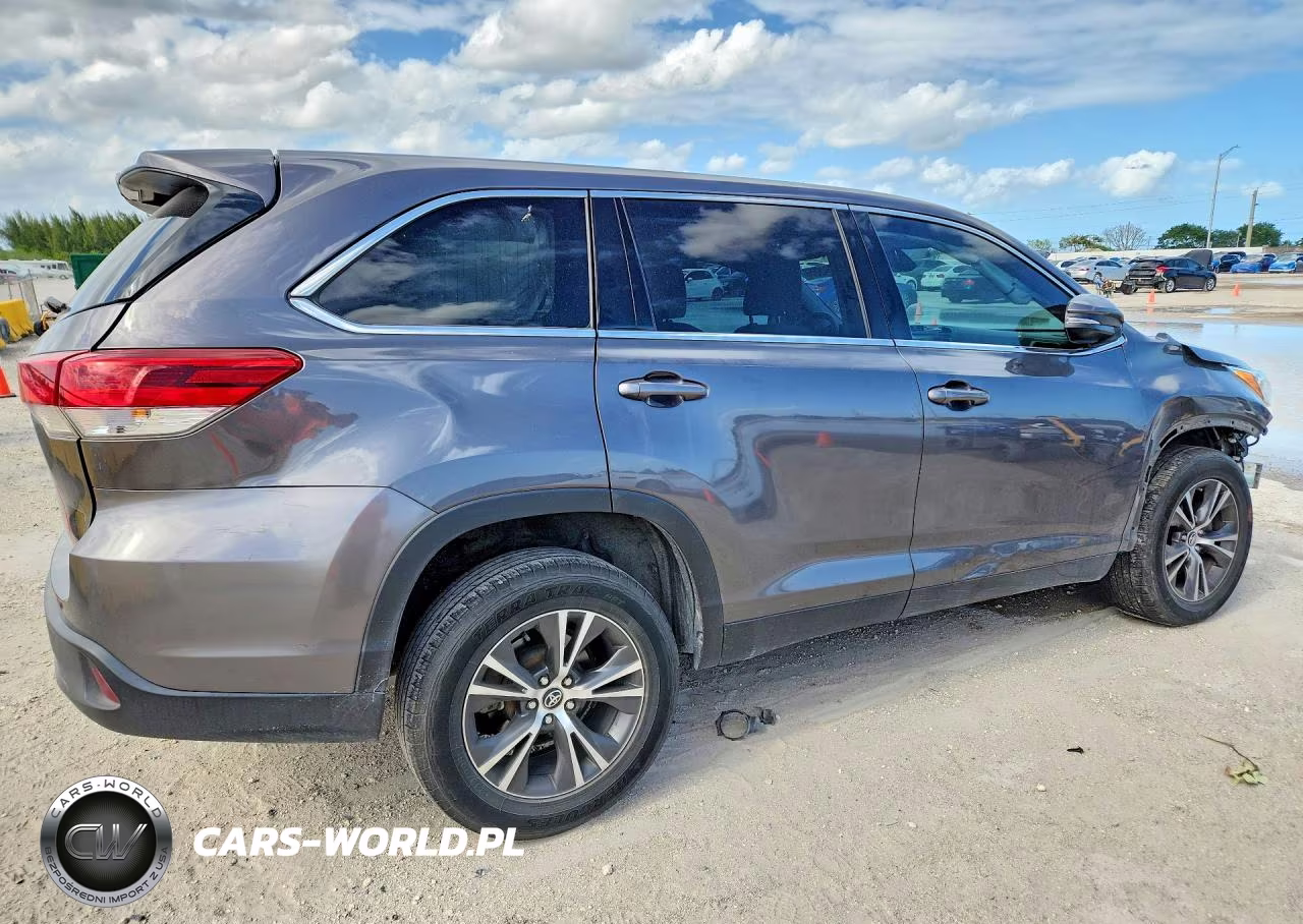 2019 Toyota Highlander Le VIN:5TDZARFH1KS043185 - 3