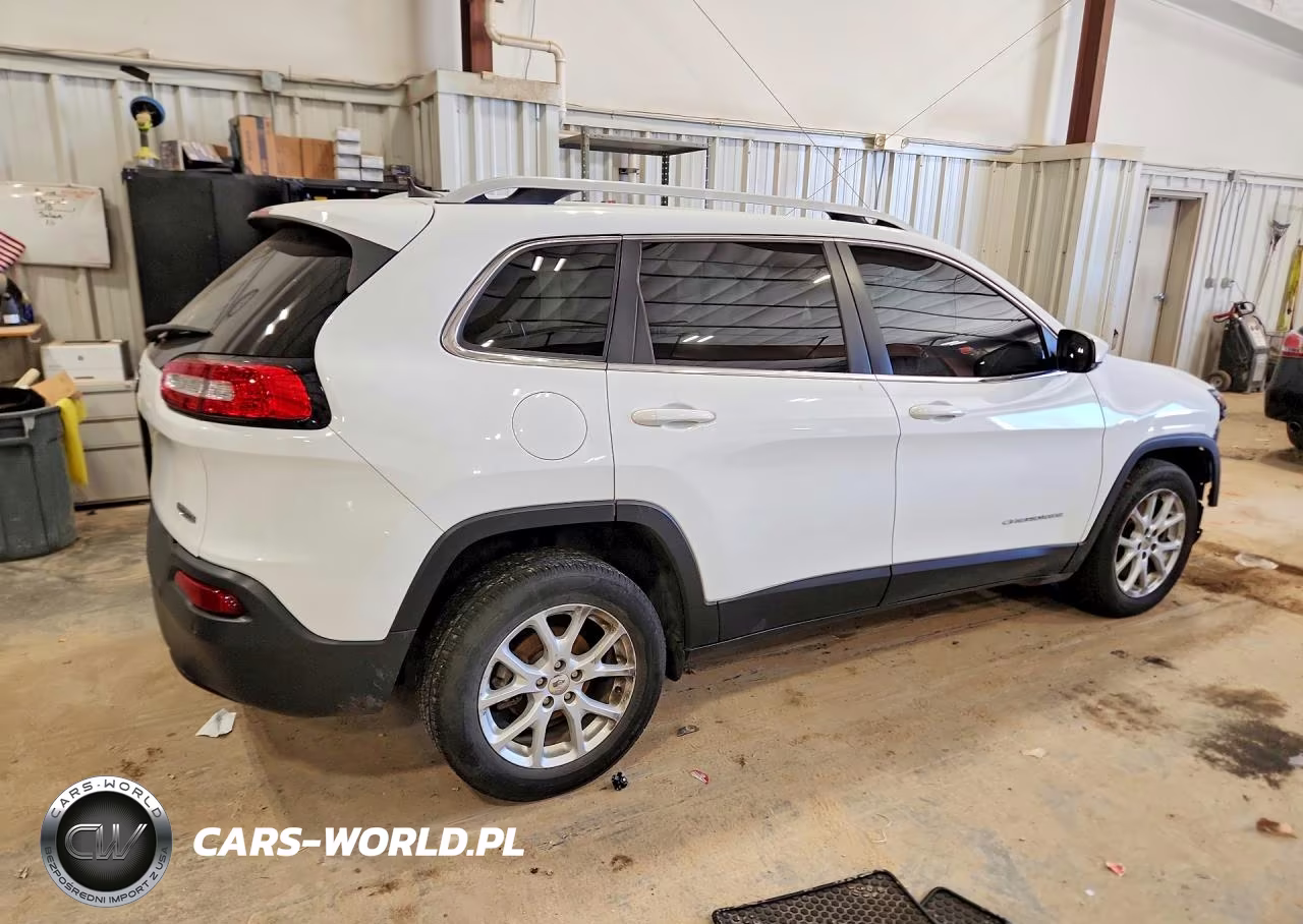 2017 Jeep Cherokee Latitude VIN:1C4PJLCB0HW586234 - 3